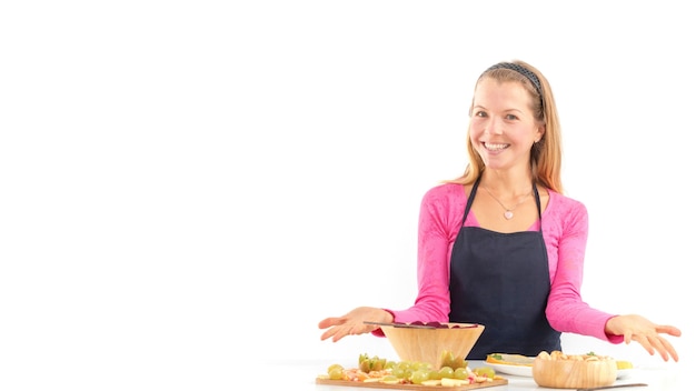 Uśmiechnięta osoba przy stole